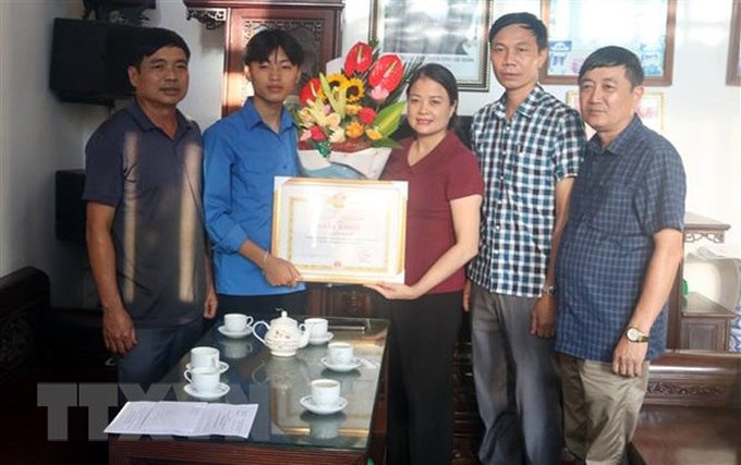Lãnh đạo UBND huyện Hải Hậu trao Giấy khen cho em Bùi Hải An.