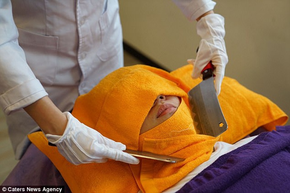 Rùng mình xem cảnh massage bằng ... dao phay để chữa bệnh - 1 Rùng mình xem cảnh massage bằng ... dao phay để chữa bệnh - 1