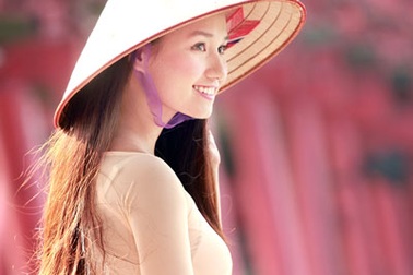 Lã Thanh Huyền đẹp tinh khôi với áo dài trắng