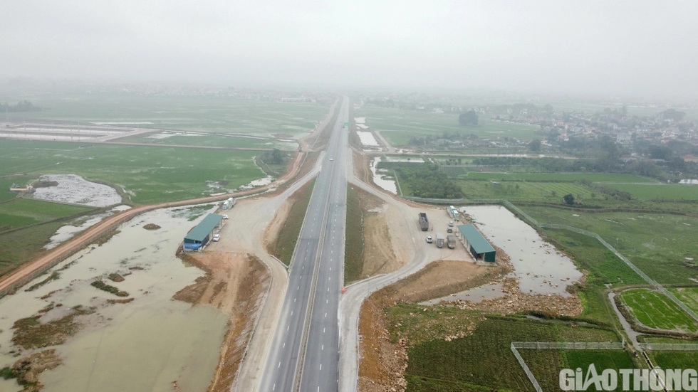 Vì sao không xây trạm dừng nghỉ tạm trên cao tốc bắc thang đi vệ sinh? - 1 Vì sao không xây trạm dừng nghỉ tạm trên cao tốc bắc thang đi vệ sinh? - 1