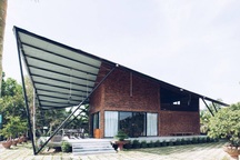 Ngôi nhà hình cánh diều đậm chất làng quê cuốn hút trên báo Tây