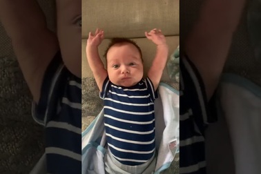 Clip bé vươn vai khi được tháo tã quấn mình "đốn tim" cư dân mạng