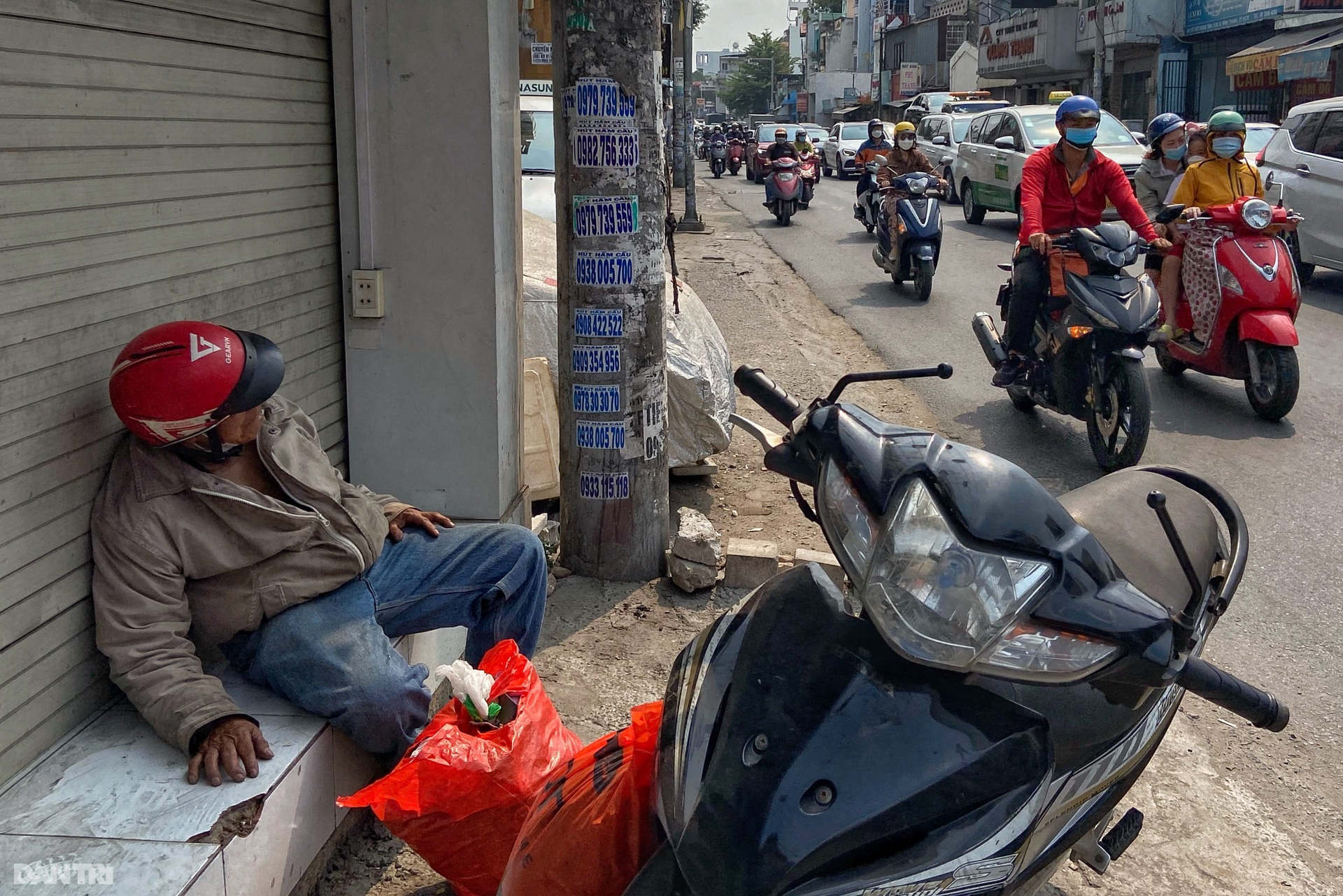 Nhiều tuyến đường ở TPHCM kẹt xe nghiêm trọng ngày giáp Tết - 3 Nhiều tuyến đường ở TPHCM kẹt xe nghiêm trọng ngày giáp Tết - 3