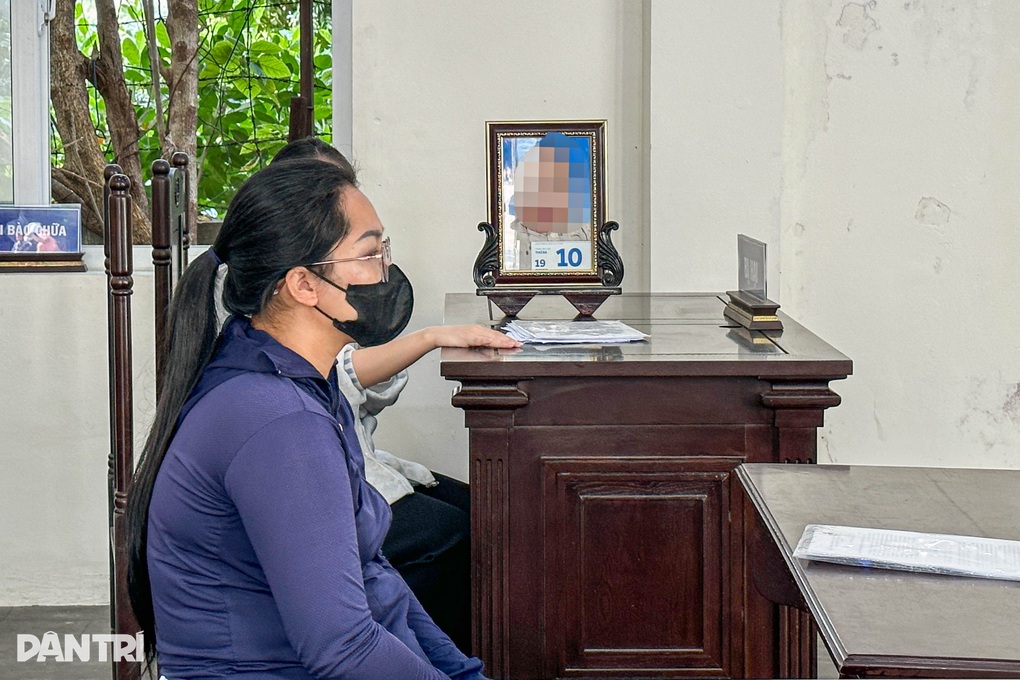 Vụ bảo mẫu làm bé trai tử vong: Mẹ nhận giấy khai tử trước giấy khai sinh - 2 Vụ bảo mẫu làm bé trai tử vong: Mẹ nhận giấy khai tử trước giấy khai sinh - 2