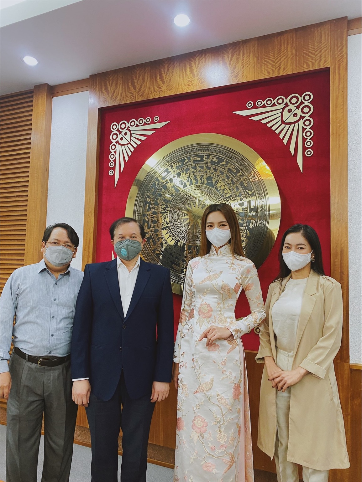Hoa hậu Thùy Tiên gặp Thứ trưởng Bộ Văn hóa Thể thao và Du lịch - 2 Hoa hậu Thùy Tiên gặp Thứ trưởng Bộ Văn hóa Thể thao và Du lịch - 2