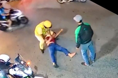 Xác minh clip CSGT khống chế người dân ở TPHCM