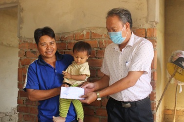 Thăm hỏi, động viên gia đình 4 cháu nhỏ thương vong do sập tường gạch