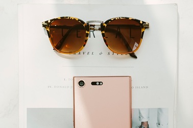 Cận cảnh vẻ gợi cảm của Xperia XZ Premium hồng quý phái