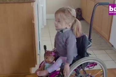 Cô bé xương thủy tinh Zoe Lush