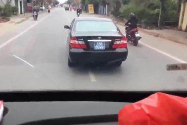 Xác minh xe ô tô biển xanh bị tố “lạng lách, chèn ép” xe khách