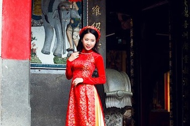 Á khôi Lê Ngọc Thanh kiêu sa với áo dài đỏ