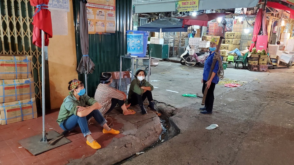 Đêm trắng của nữ cửu vạn ở chợ Long Biên - 10 Đêm trắng của nữ cửu vạn ở chợ Long Biên - 10