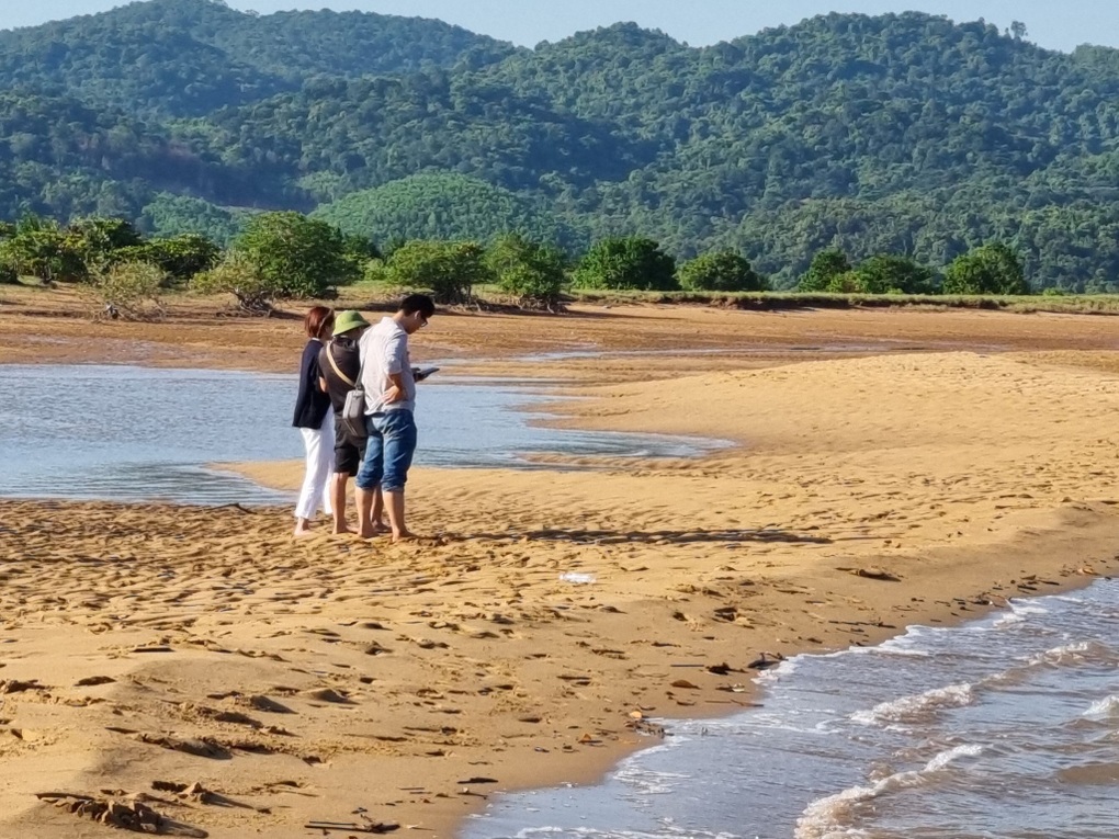 Lướt sóng, chiêm ngưỡng Mũi Lòng Vàng độc đáo giữa biển khơi ở Quảng Ninh - 5 Lướt sóng, chiêm ngưỡng Mũi Lòng Vàng độc đáo giữa biển khơi ở Quảng Ninh - 5