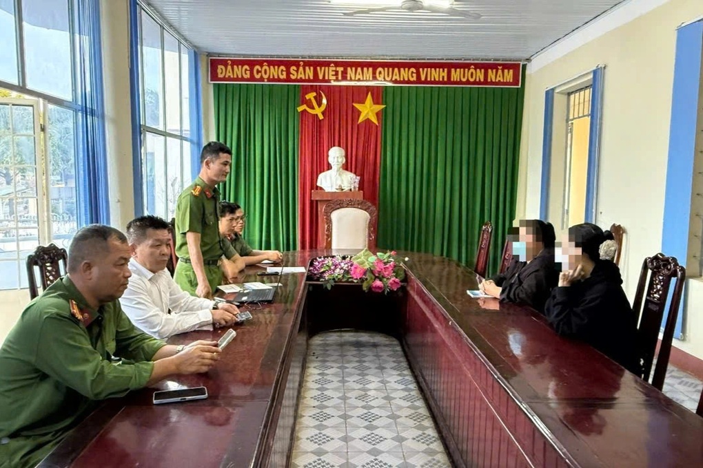 Đi chợ nghe chuyện bắt cóc vội đăng Facebook, 2 phụ nữ bị công an xử lý - 1 Đi chợ nghe chuyện bắt cóc vội đăng Facebook, 2 phụ nữ bị công an xử lý - 1