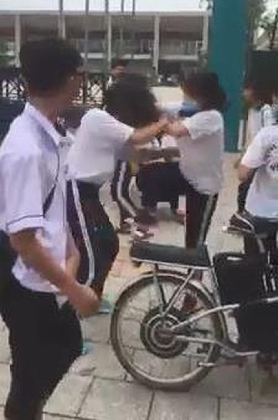 Vụ nữ sinh lớp 9 bị đánh hội đồng trước cổng trường, công an vào cuộc - 1 Vụ nữ sinh lớp 9 bị đánh hội đồng trước cổng trường, công an vào cuộc - 1