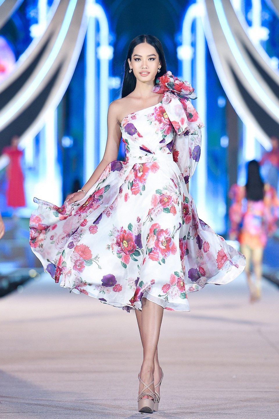 Soi nhan sắc Top 5 Người đẹp thời trang - 2 Soi nhan sắc Top 5 Người đẹp thời trang - 2