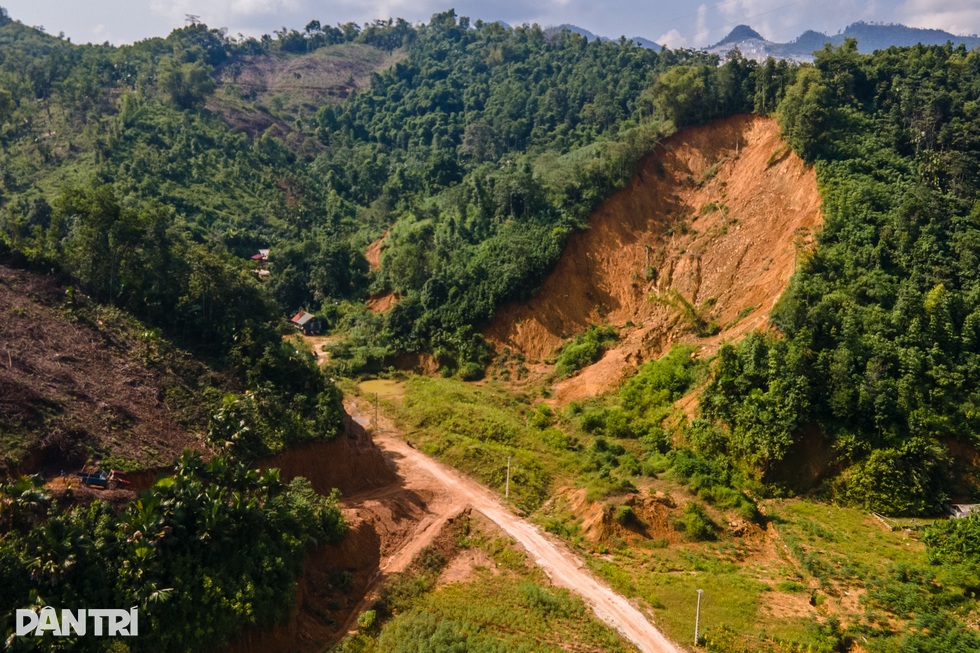Làm dân vận, không ngại ngần gõ cửa từng nhà... xin đất - 2 Làm dân vận, không ngại ngần gõ cửa từng nhà... xin đất - 2