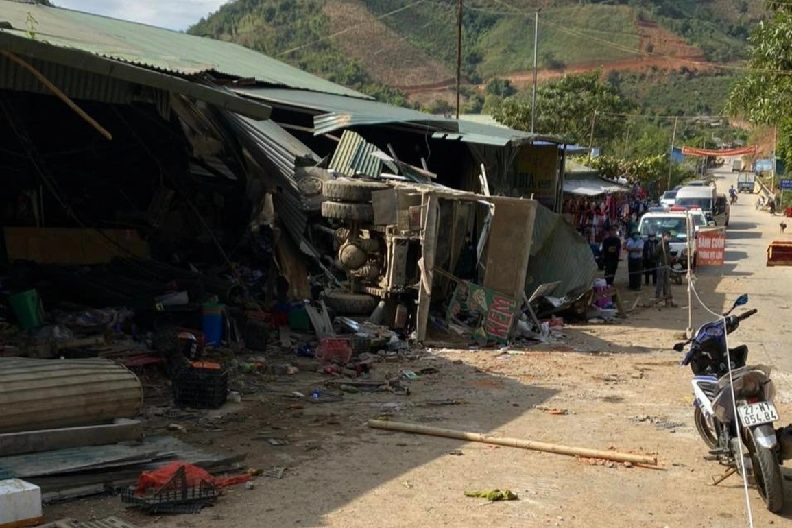 Tài xế xe tải mất lái lao vào chợ khiến 2 người chết, 3 người bị thương - 1