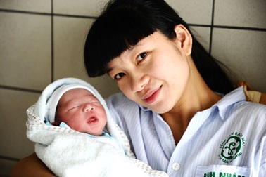 Người mẫu Hạ Vy sinh quý tử thứ hai