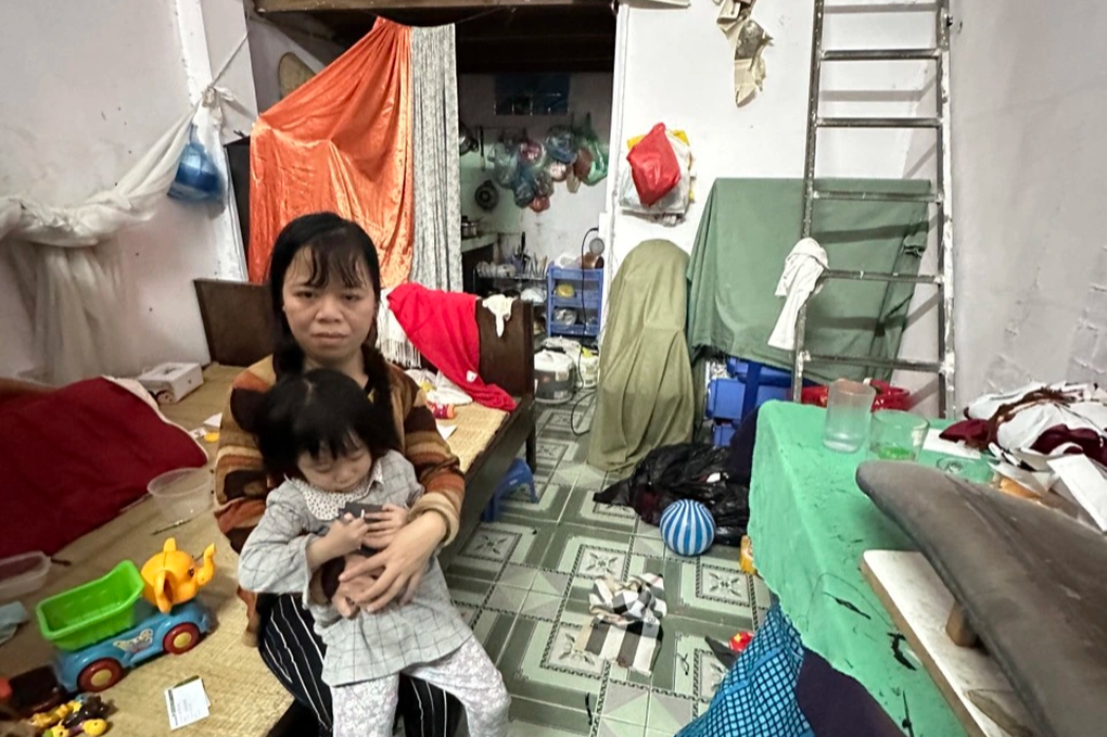 Người mẹ khuyết tật còm cõi may vá kiếm 50 nghìn mỗi ngày nuôi con - 5 Người mẹ khuyết tật còm cõi may vá kiếm 50 nghìn mỗi ngày nuôi con - 5
