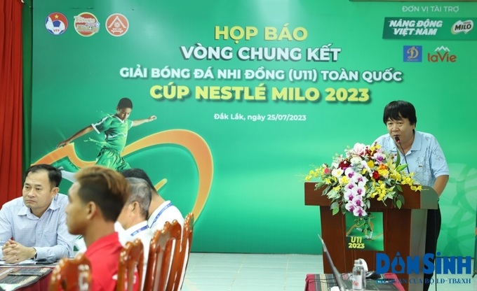 Ông Phan Việt Hùng phó tổng biên tập Báo Thiếu niên Tiền phong và Nhi Đồng phát biểu tại cuộc họp báo