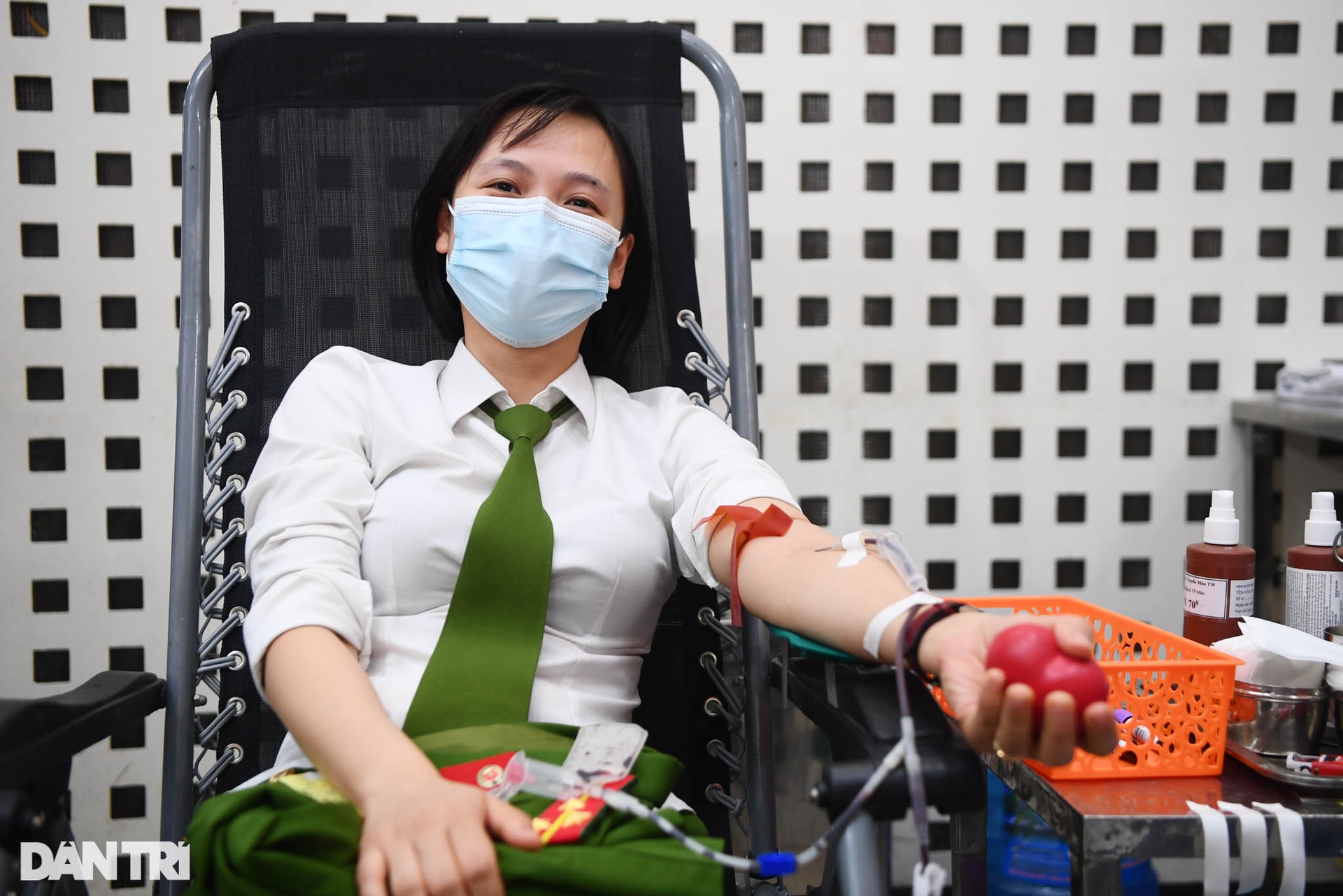 Hàng trăm chiến sĩ trẻ Công an Hà Nội tham gia hiến máu cứu người - 2 Hàng trăm chiến sĩ trẻ Công an Hà Nội tham gia hiến máu cứu người - 2