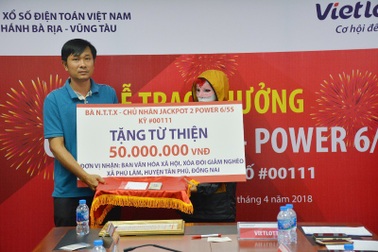 Ăn mặc kín như “Ninja” để lãnh gần 67 tỷ đồng tiền trúng số