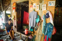 "Tôi chỉ mong có căn nhà nhỏ vững chắc, để các cháu không phải sợ nhà sập"