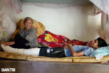 Bố mất, mẹ đi lấy chồng, con nguy cơ cắt chân vì không có tiền ghép xương