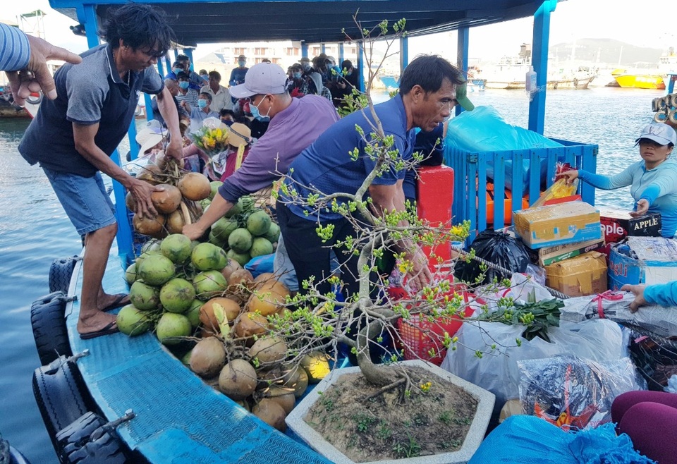 Khánh Hòa: Nhộn nhịp chở Tết ra đảo, thu tiền triệu mỗi ngày - 3 Khánh Hòa: Nhộn nhịp chở Tết ra đảo, thu tiền triệu mỗi ngày - 3