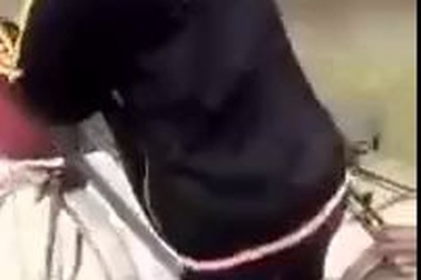 Bị bố mẹ xích chân, cậu bé vẫn đạp xe chơi game