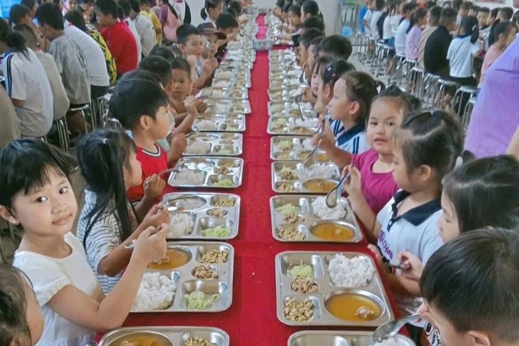 អាហារពេលព្រឹក ១៥ ០០០ ដុងនៅសាលាភ្នំ៖ តើឪពុកម្ដាយនិយាយយ៉ាងណា? - ២ Suất ăn bán trú 15.000 đồng ở trường miền núi: Phụ huynh nói gì? - 2