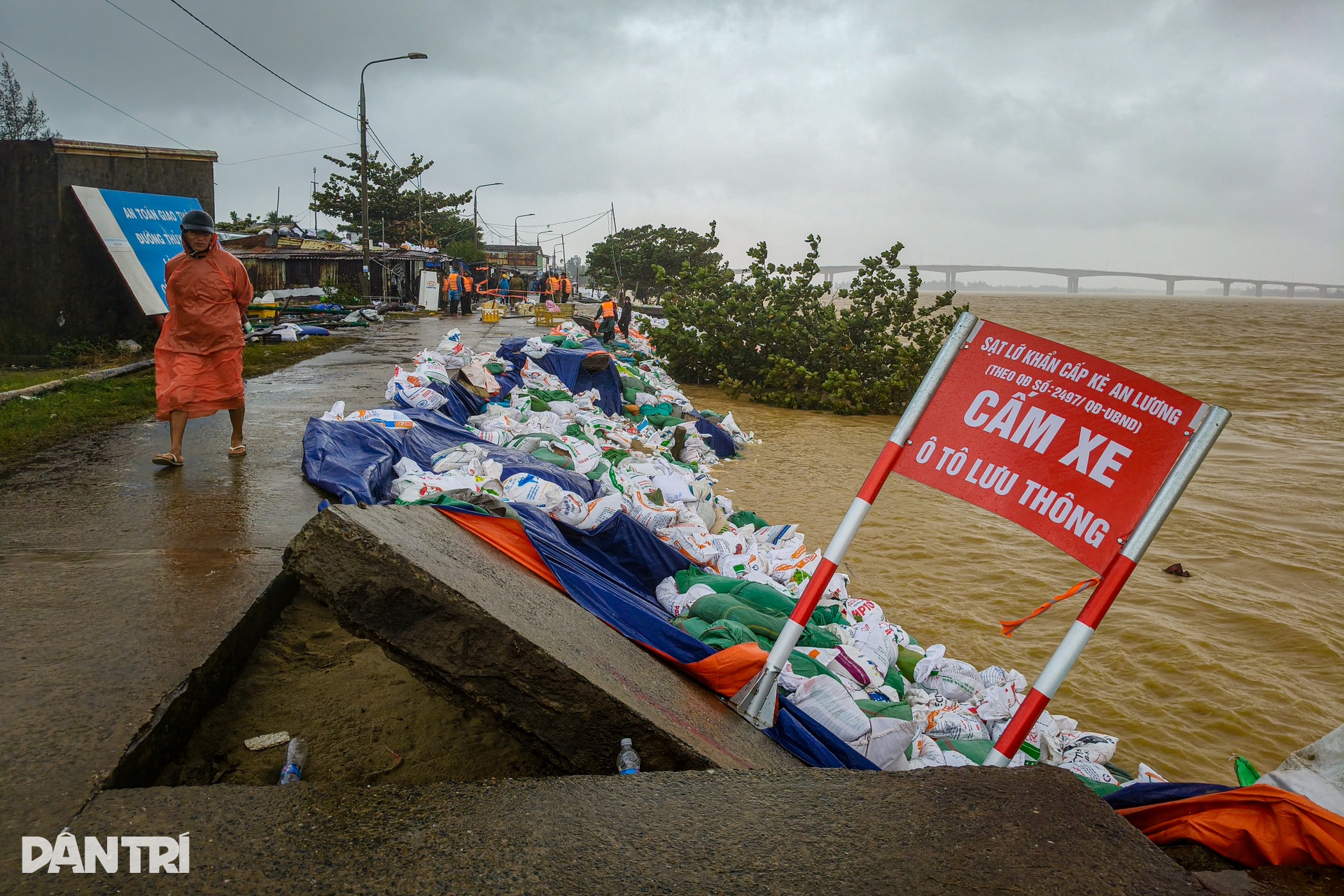 Hơn 500 bộ đội cùng người dân xuyên đêm “vá” bờ kè bị sạt lở - 1
