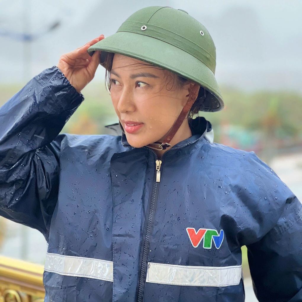MC Quỳnh Hoa VTV kể 7 tiếng ghi hình trong tâm bão Yagi: Quá khủng khiếp - 1 MC Quỳnh Hoa VTV kể 7 tiếng ghi hình trong tâm bão Yagi: Quá khủng khiếp - 1