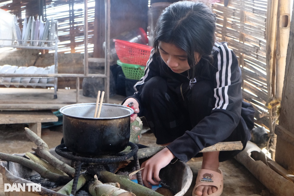 Lay lắt cảnh sống của những đứa trẻ mồ côi cha trong căn nhà sắp sập - 7 Lay lắt cảnh sống của những đứa trẻ mồ côi cha trong căn nhà sắp sập - 7