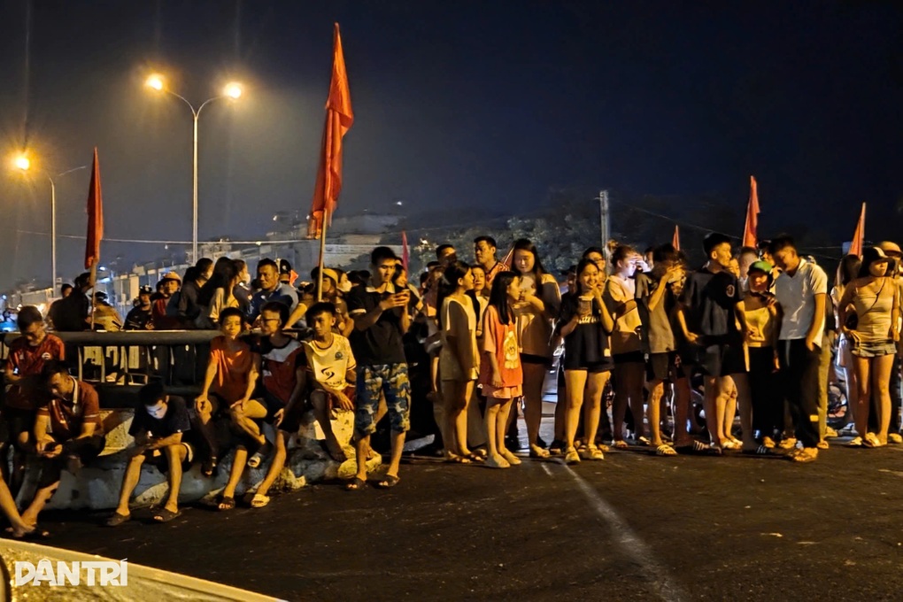 Cảnh sát xuất hiện tại dinh thự Thành An của ông bầu Cao Tiến Đoan - 3 Cảnh sát xuất hiện tại dinh thự Thành An của ông bầu Cao Tiến Đoan - 3