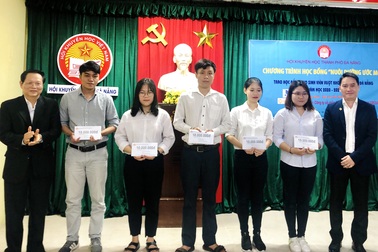 Trao học bổng "Nuôi dưỡng ước mơ" đến 21 sinh viên vượt khó hiếu học