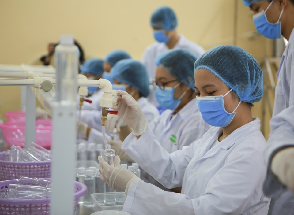 Sản xuất 500 lít nước rửa tay hỗ trợ người dân vùng tâm dịch Sơn Lôi - 5 Sản xuất 500 lít nước rửa tay hỗ trợ người dân vùng tâm dịch Sơn Lôi - 5