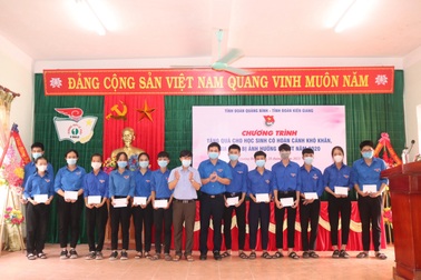 Trao 80 suất quà hỗ trợ học sinh có hoàn cảnh khó khăn vùng thiên tai