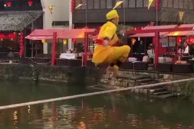 Tôn Ngộ Không thể hiện kỹ năng nhào lộn trên dây và cái kết bất ngờ