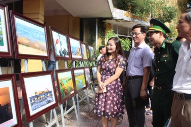 Triển lãm tranh ảnh về biển đảo gây quỹ ủng hộ đồng bào lũ lụt
