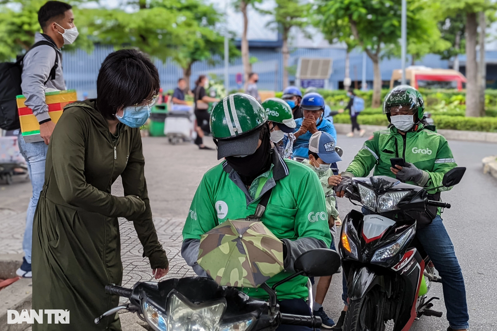 Lực lượng chức năng lập lại trật tự cho sân bay Tân Sơn Nhất - 1 Lực lượng chức năng lập lại trật tự cho sân bay Tân Sơn Nhất - 1