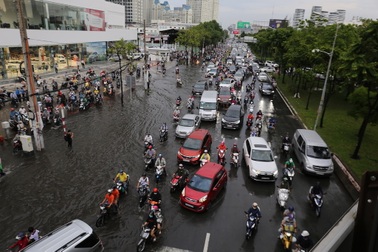 Chậm nâng cấp đường, chủ đầu tư phải bỏ tiền thuê máy bơm "siêu khủng"