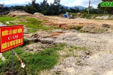 Cầu thi công "rùa bò", dân phải đi đường vòng