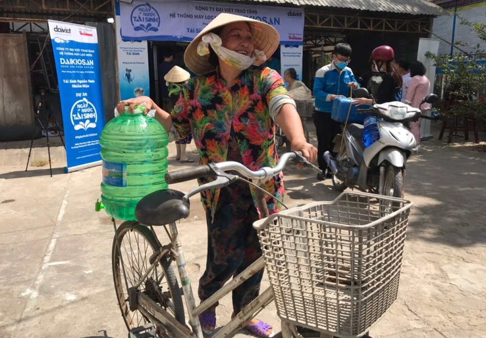 Người dân Bến Tre mừng rỡ vì nhận được máy lọc nước - 5 Người dân Bến Tre mừng rỡ vì nhận được máy lọc nước - 5