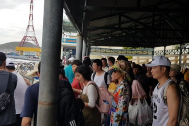 Nha Trang: Du khách nườm nượp “xuống biển”, tham quan tour 4 đảo