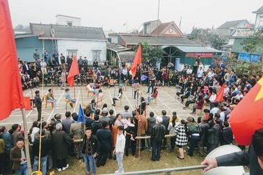 Hàng ngàn lượt người đổ xô đi xem Hội cờ người đầu Xuân