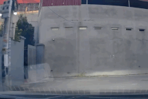 Phanh gấp khi đang ôm cua, người đi xe máy ngã sõng soài trước mũi ô tô