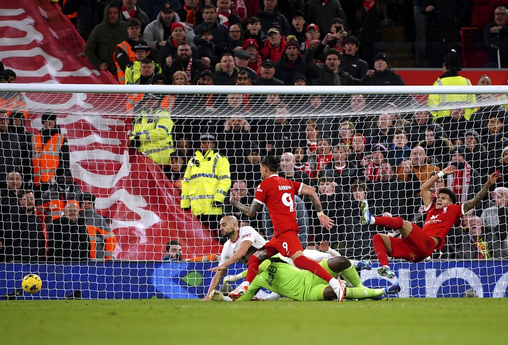 Dalot bị đuổi, Man Utd chia điểm trên sân Liverpool - 2