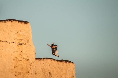 Hết hồn với cú nhảy mạo hiểm bên rìa vách đá cao 122m vì "tấm ảnh để đời"